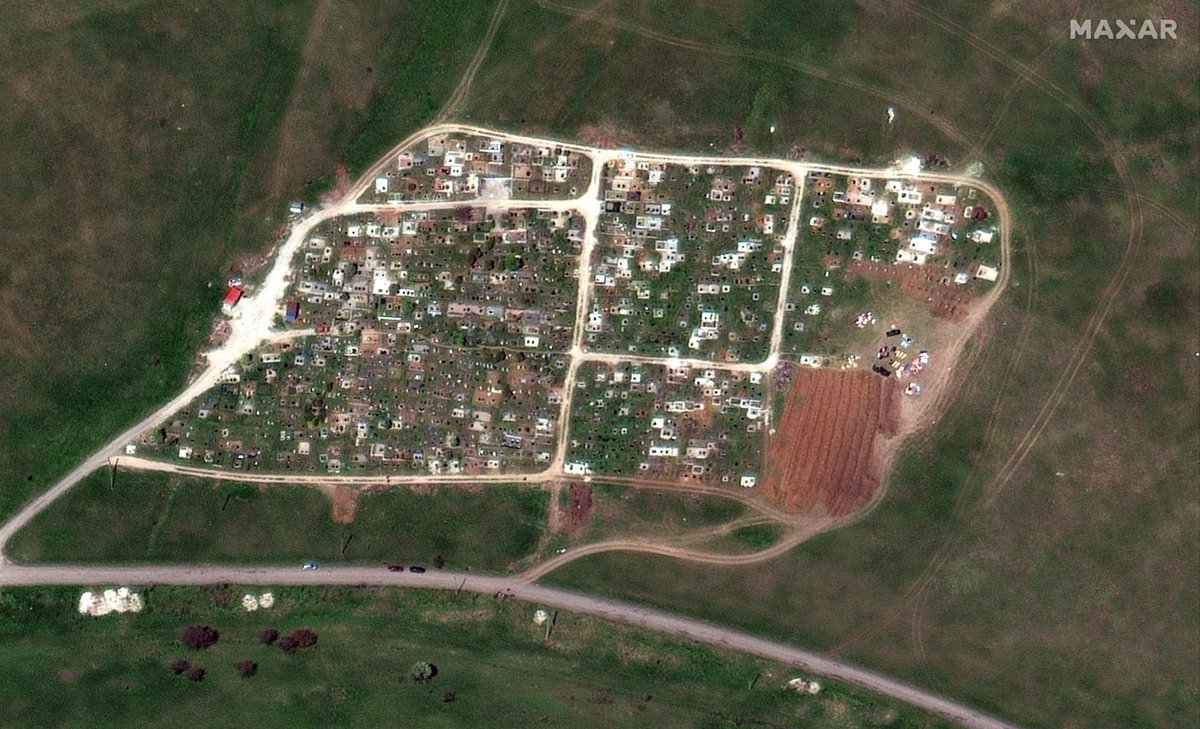 Altre fosse comuni, a sette km da Mariupol. Nascondono i loro crimini, ma siamo già pieni di foto satellitari, video, fotografia.

Putin e i suoi complici verranno processati per crimini contro l’umanità. I complici italiani diranno di esser sempre stati europeisti e atlantisti