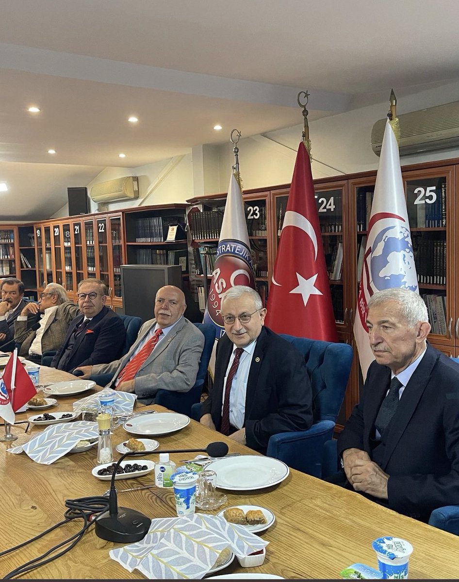 asamresmi's tweet photo. Avrasya Bir Vakfı Mütevelli Heyeti üyeleri vakıf merkezinde iftar programında bir araya geldiler. Vakıf başkanı Şaban GÜLBAHAR ve ASAM başkanı Musa Serdar ÇELEBİ’nin selamlama konuşmaları ardından Türk Degs başkanı Doç.Dr.Cihat Yaycı gündem değerlendirmesi yaptılar. https://t.co/oQaNQupnnL