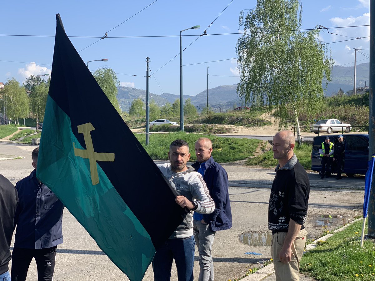 slavisaStar's tweet photo. Rudari u FBiH se okupljaju na Zeljeznickoj stanici u Sarajevu. Prvomajski protesti i ukazivanje na los polozaj rudara i rudnika. @N1infoSA https://t.co/77g4t1RyrC