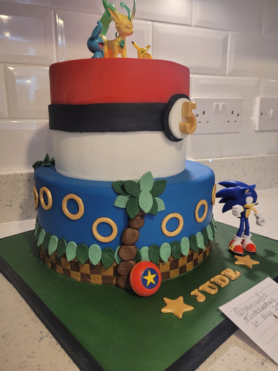 NHarrisonArt's tweet photo. The grandson's 5th Birthday cake. It has been a while since I joined in. I need to bake more again. Blueberry on the bottom, chocolate orange on top. #TwitterBakeAlong @thebakingnanna1 @Rob_C_Allen @philsburybakes @marybethxx6 #bakingcop #birthdaycake https://t.co/fuCA5ZMS2v