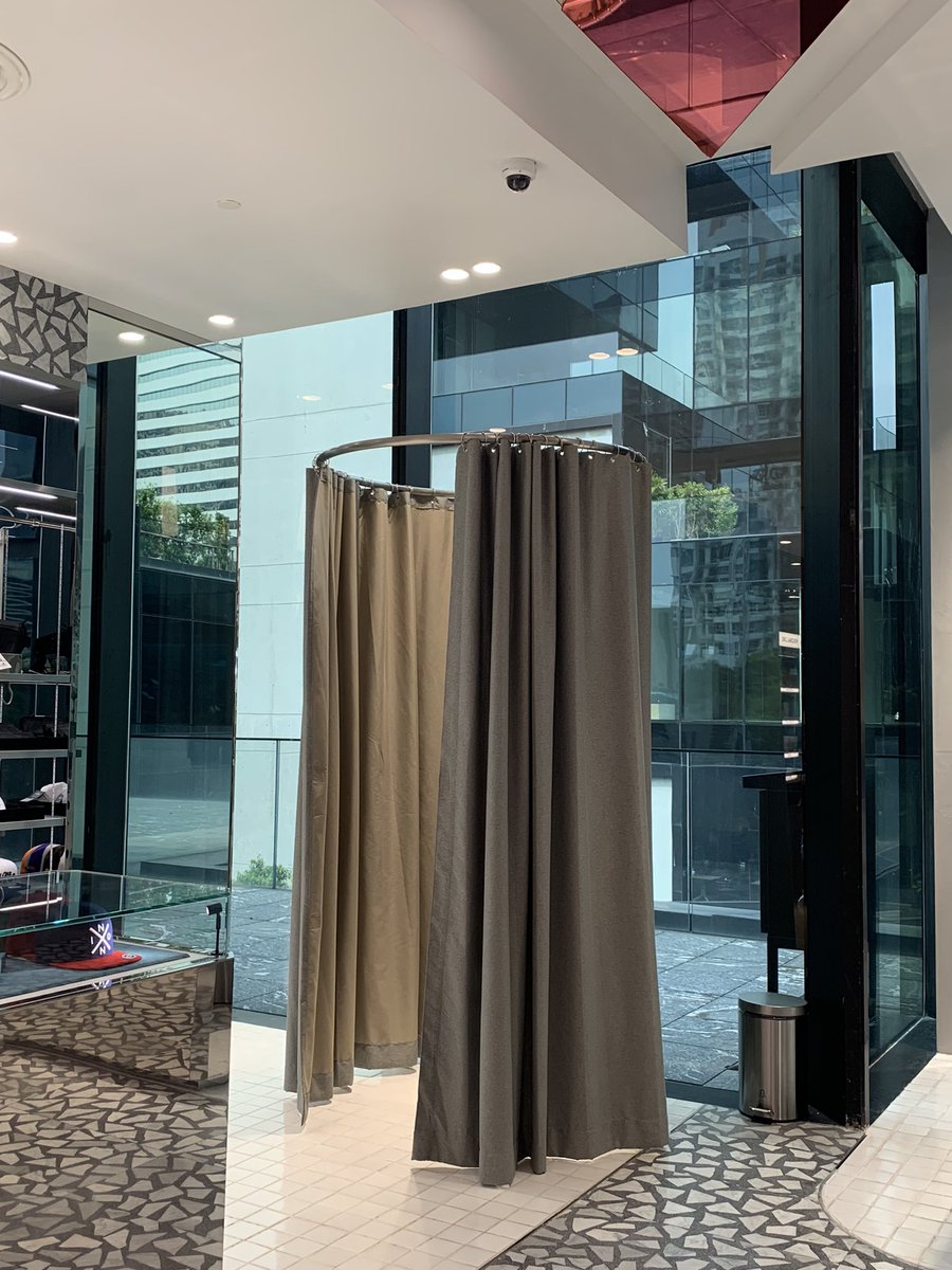 ร้านขายเสื้อผ้าในตึกสูงที่ช่องนนทรี คือตั้งที่เปลี่ยนเสื้อผ้าของร้านไว้ใต้กล้องวงจรปิดของตึก………….