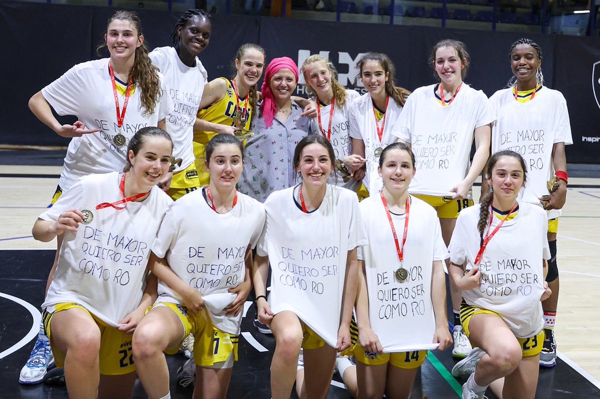 _RocioBenitez's tweet photo. 'De mayor quiero ser como Ro'

Campeonas de Madrid, billete para el Campeonato de España, matrícula de honor en la actitud del banquillo y, lo mejor, un corazón gigante. ¡Sois maravillosas! ¡Una auténtica pasada de tías! ¡Gracias! 

Ay,… ¡me quedo con VOSOTRAS! 💛 https://t.co/Z9PiOqgVAq