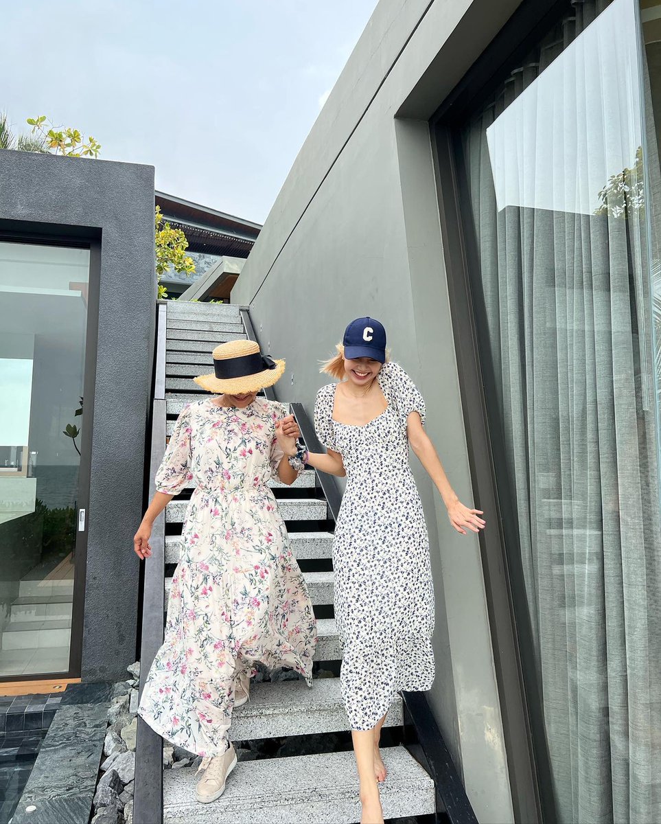blackpinkbabo's tweet photo. LISA AND HER MOM 🥺 @Blackpink https://t.co/fEQhm1jF9e