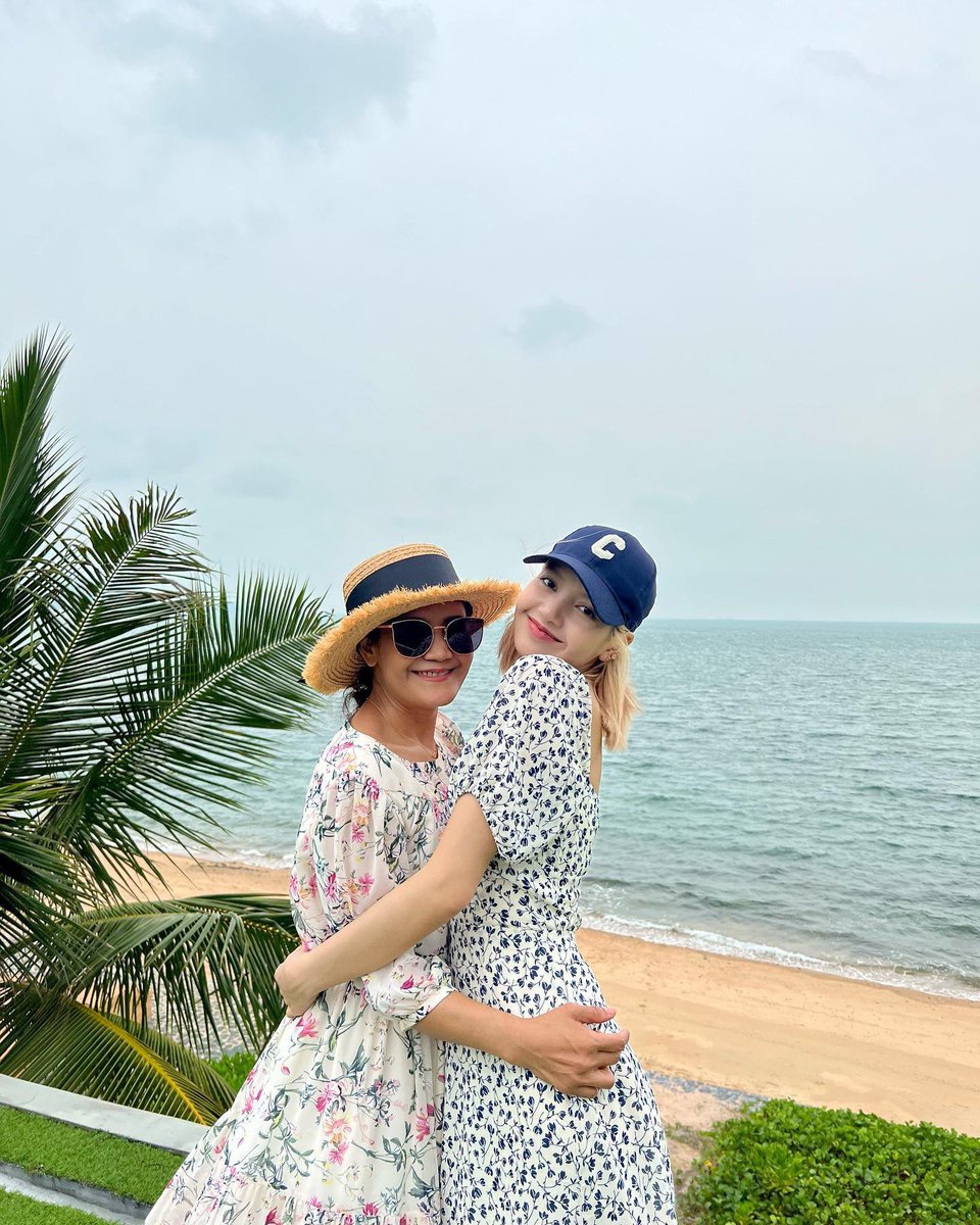 blackpinkbabo's tweet photo. LISA AND HER MOM 🥺 @Blackpink https://t.co/fEQhm1jF9e
