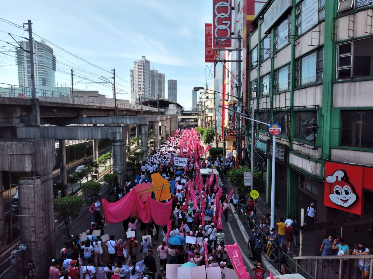 AnakbayanArdea's tweet photo. Militanteng pagbati sa mga manggagawa!

Sa araw na ito nagsagawa ng pagkilos ang mga progresibong grupo patungo sa Araneta Coliseum kasama ang senatorial candidates na sina Neri Colmenares at Elmer "Ka Bong" Labog upang ipagdiwang ang Araw ng mga Manggagawa ngayong Mayo Uno. https://t.co/qQgvacu95u