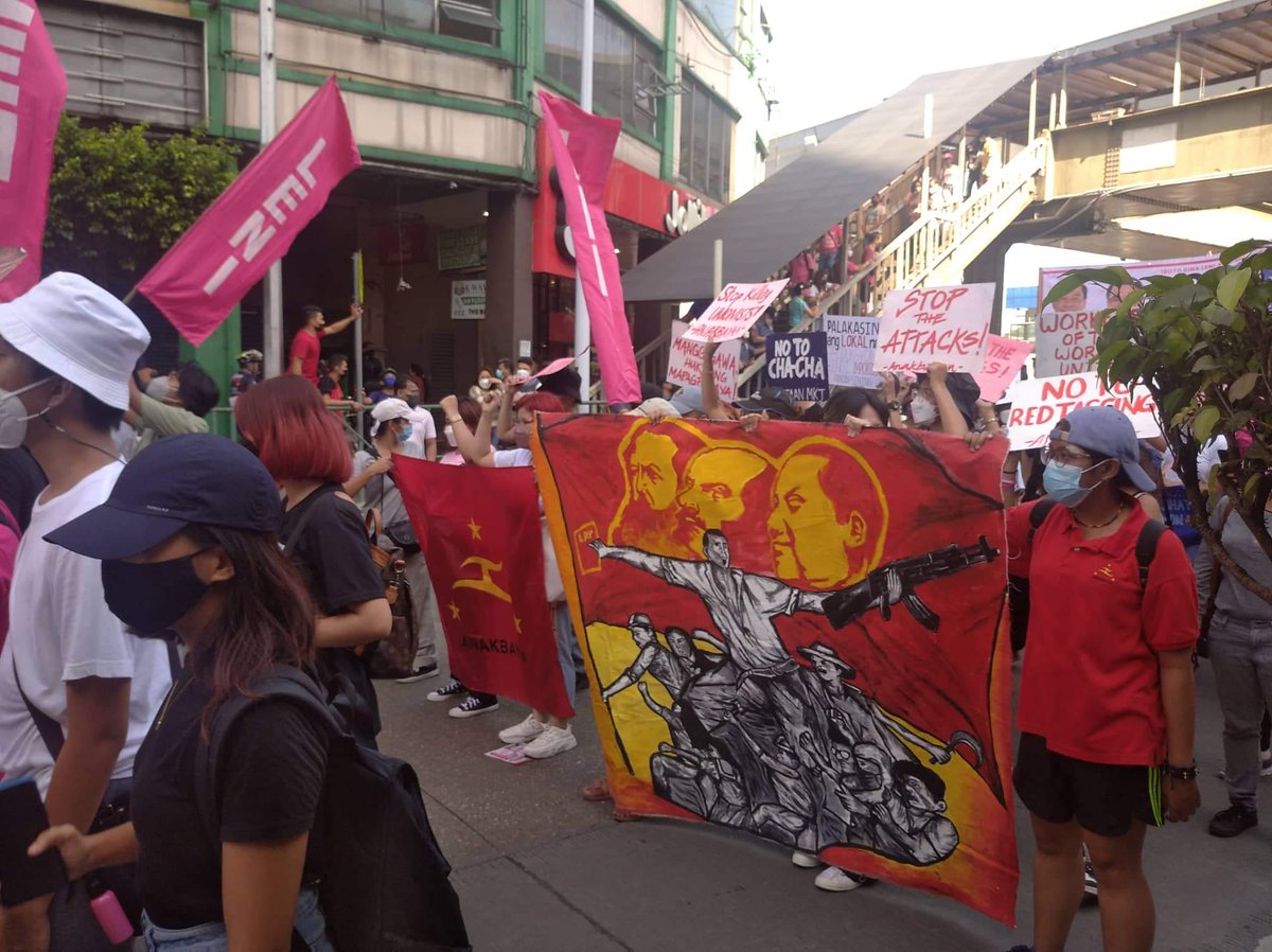AnakbayanArdea's tweet photo. Militanteng pagbati sa mga manggagawa!

Sa araw na ito nagsagawa ng pagkilos ang mga progresibong grupo patungo sa Araneta Coliseum kasama ang senatorial candidates na sina Neri Colmenares at Elmer "Ka Bong" Labog upang ipagdiwang ang Araw ng mga Manggagawa ngayong Mayo Uno. https://t.co/qQgvacu95u