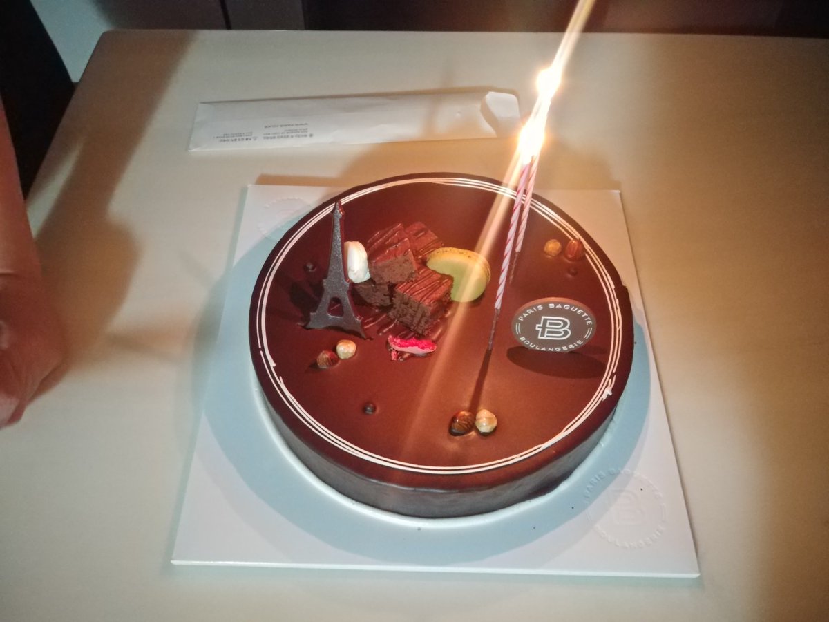 4월 30일이 생일이라 하루 늦기는 했지만 생일이였습니다 친구들이 몰래 케이크도 사주고 처음 성인됬다고 계속 술을 먹이는 바람에 변기와 키스를 했지만 재미있고 좋은 추억이됬네요 소원 빌때 말은 안했지만 올해 친구들에 일이 별탈 없었으면 좋겠습니다. 그리고 앞으로 술은 안마시는걸로...