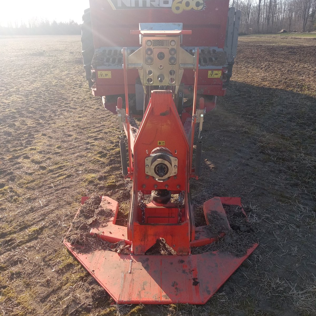 thefalse_earguy's tweet photo. Never stop learning, I spent quite a few hours in this machine and I definitely learned a lot!! 
Love the quick hitch , unhook from the tractor seat,  and hook up again all inside a minute!! One machine can do the job of 2 now !! Dream big or go home !!  #Siwi #fendt #Tubeline https://t.co/KZXNFyDca4