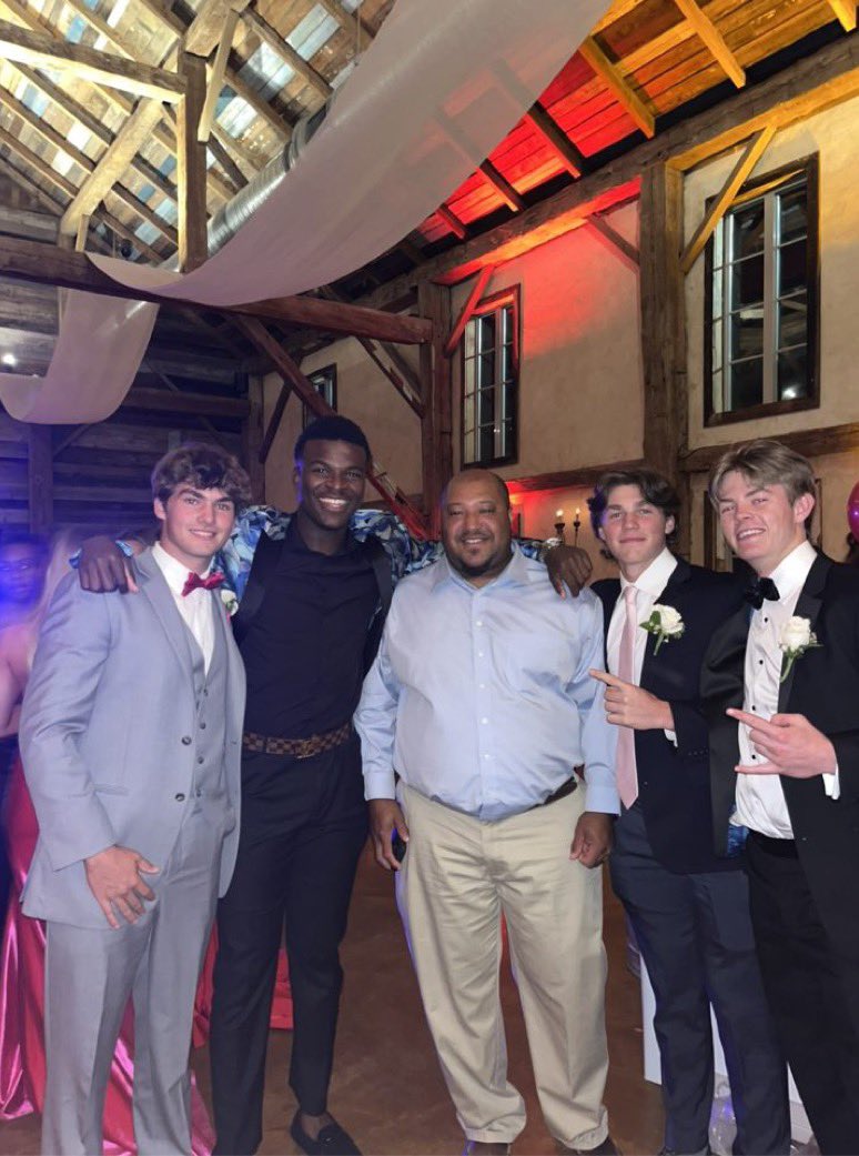 StJoeBaseball1's tweet image. Prom 2022 with a few senior baseball guys!!