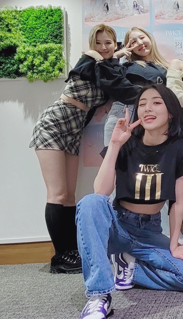 TWICE限定スニーカー「Twice by Spris」、31日発売 チェヨン画伯