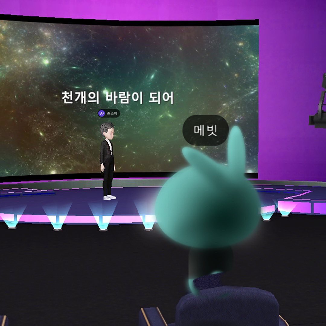 Mebbit_K's tweet photo. @artist_johnspie 존스피 작가님의 🪐유니버스를 배경으로 직접 부르는 오페라. 오페라가수가 꿈이었다는 작가님🎤. 우주를 좋아해서 우주를 그린다던 그의 진정성과 맞물려 그의 소우주가 폭팔한듯

#rhythmicalnft #nftartist #opera #galaxy #ifland #mebbit #nft #mebbit #메빗 #popera https://t.co/AOYhcL6X8p