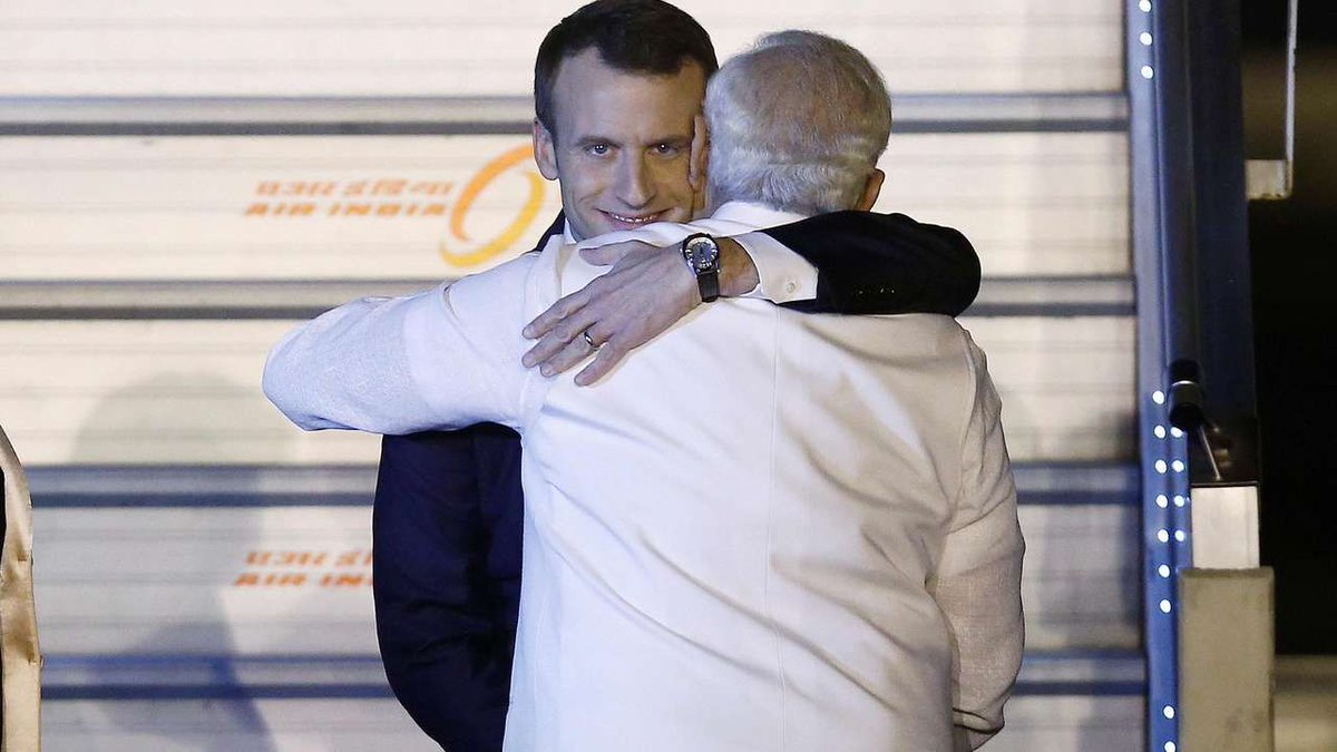BrunetteMajilpa's tweet photo. Macron dans les bras de Klaus Schwab ! Regardez son visage, qu'en pensez-vous ? https://t.co/aJYoquXBuF