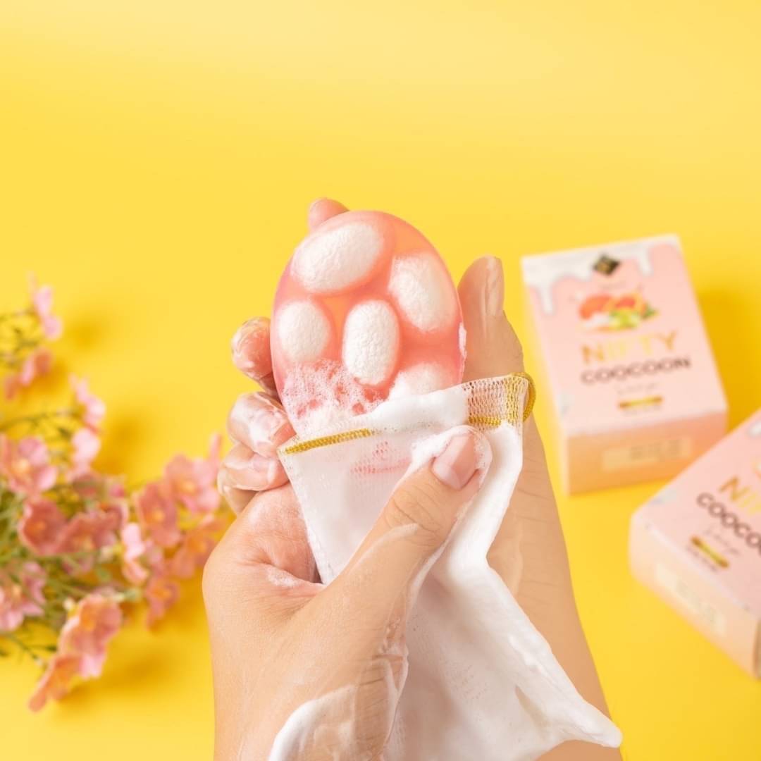 สบู่โปนตีนจากรังไหมพร้อมรังไหมแท้ในเนื้อสบู่ทุกก้อน ช่วยขัดเซลล์ผิวเก่า สิ่งสกปรกที่อุดตันรูขุมขน ลดสิว ฝ้า จุดด่างดำ ใช้แล้วผิวไม่แห้งตึงเพราะมีส่วนผสมของน้ำมันมะพร้าว
ราคาเดิมแต่คุณภาพอัดแน่นกว่าเดิม
ราคา 150.- ค่าส่ง 50.-
2 ก้อนฟรีค่าส่ง
หรือรับเป็นชุดสบู่+วิตอี 2ซอง
ฟรีค่าส่ง