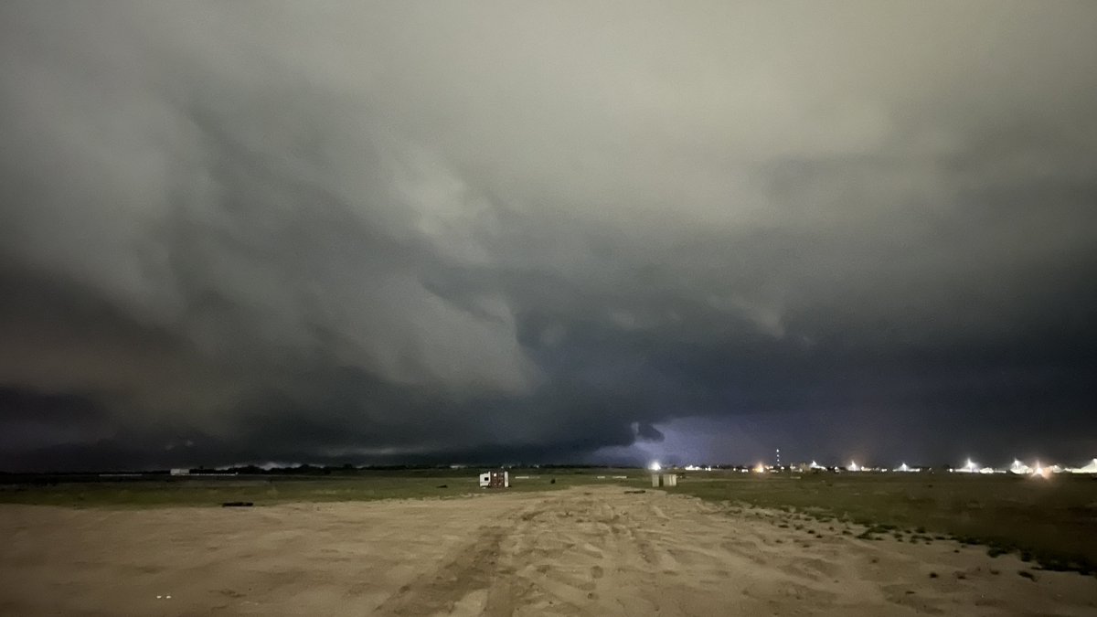 This is my phone’s best attempt to show the super low clouds scrubbing the ground east of College Station @KBTXShel 

#txwx #bcswx