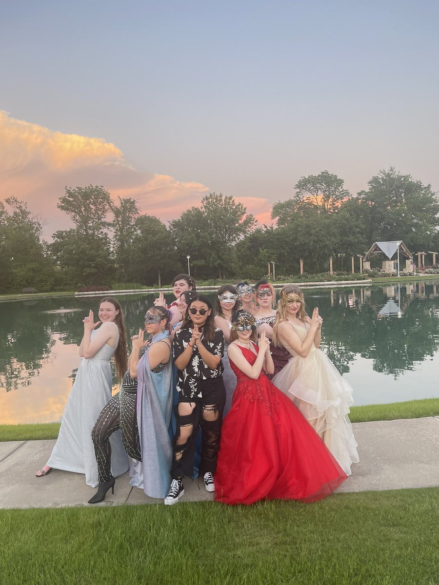 Fayth_Ham's tweet photo. 💜🐾💜2022 CSHS Prom💜 Good time, Great Friends, Amazing Lifelong Memories!!💜BFFs for life💜 https://t.co/iVgdrl8D5L