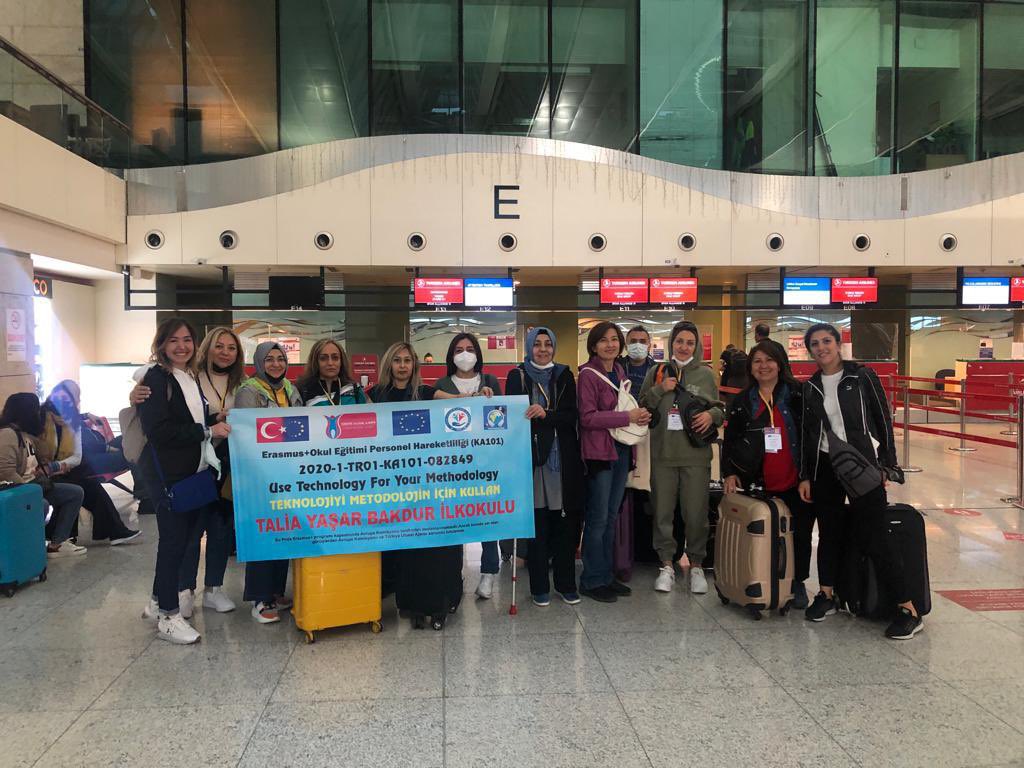 YasarTalia's tweet photo. Erasmus+ “Teknolojiyi Metodolojin İçin Kullan” projemizin Hareketliliğini gerçekleştirmek için Barcelona yolculuğumuza başlıyoruz. @YasarTalia @MemKecioren @KeciorenMEM @ulusalajans https://t.co/n6v1I0TnY6