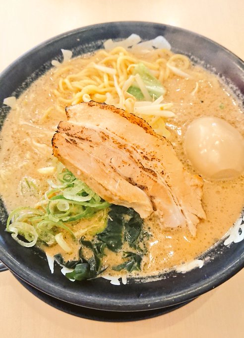 普段ラーメンて最後のほうお腹いっぱいになっちゃって食べきれるか心配しながら食べるんだけど、こちらの味噌ラーメンは気づいたらスープまで飲み干してるくらい美味しい、好き🍜💕 