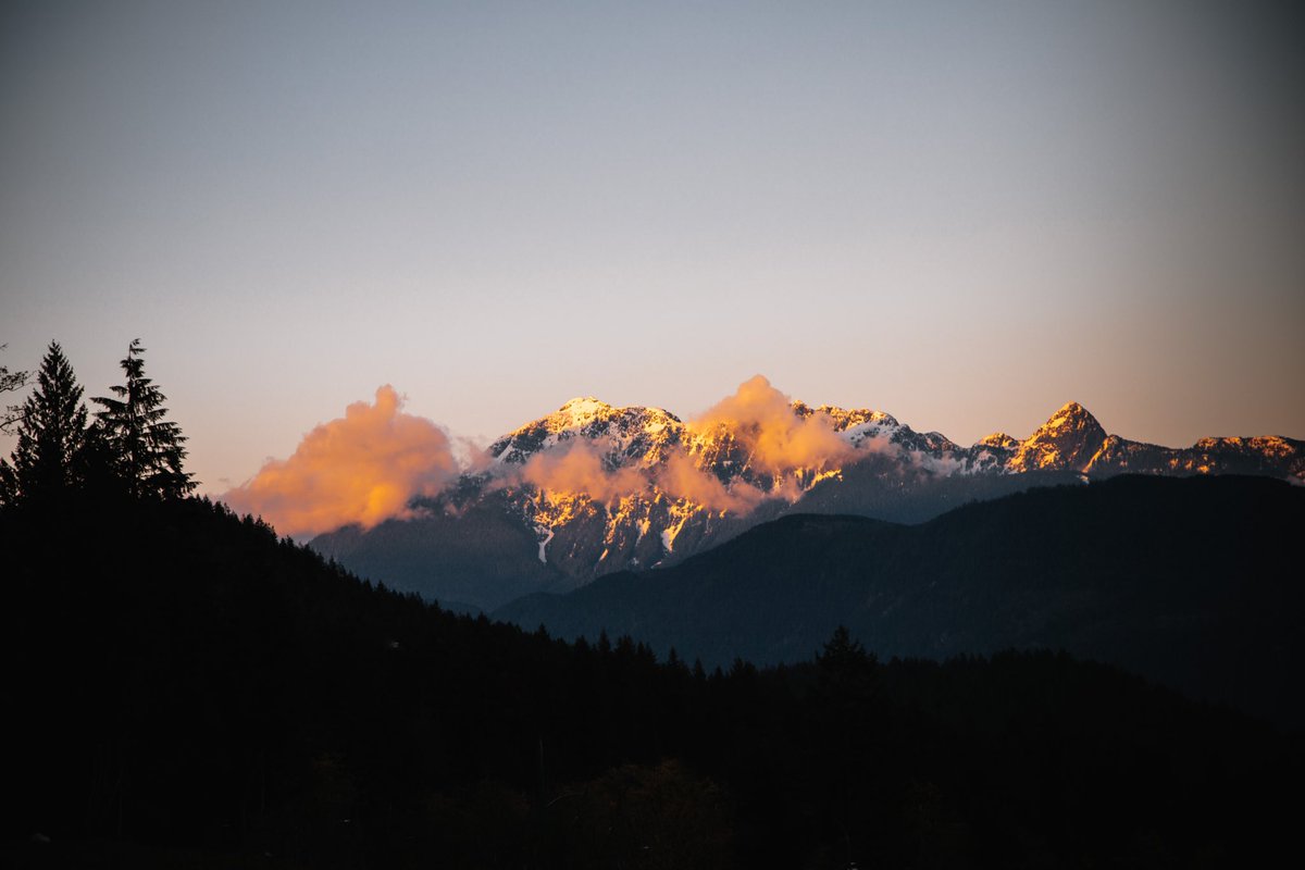 taylorjmac11's tweet photo. Mountain Sunsets 🌄 https://t.co/oQq7i4OEYQ
