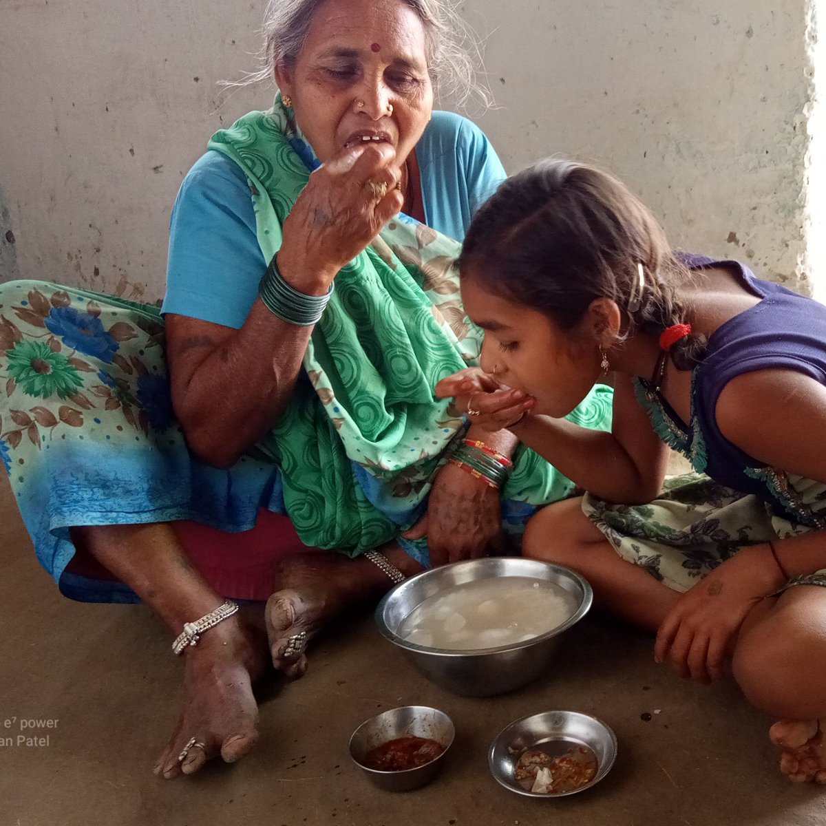 SanvidaMitan's tweet photo. हमर अरजी-बिनती सुन ले @ChhattisgarhCMO सरकार। लइकामन ल बिजली कम्पनी म 6-4साल बुता करत होग��। बेटा मोर ले 300km दुरिहा रथे 3-4 महीना म मिले आथे। घर टूटत हे। रहेबर नि बनत हे, दिवारी म रेगुलर होही त घर बनाबो कहत रहीस आज तक नि होइस @bhupeshbaghel @INCChhattisgarh @IBC24News @ZeeMPCG https://t.co/UFJkutyVqC