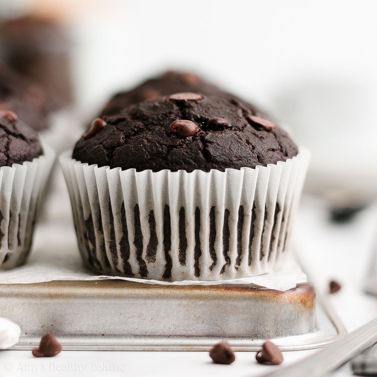 {NEW} The Ultimate #Healthy Chocolate Muffins! 🍫 Easy to make &amp; really moist, with an almost fudgy brownie-like texture! They have 2 types of chocolate for an extra rich flavor. I’m completely obsessed!! 🙊❤️ #recipe: amyshealthybaking.com/blog/2022/04/3…