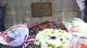 coherence_e's tweet photo. Le 1er mai 1995, Brahim Bouarram, 29 ans, père de deux enfants, profitait d’une journée ensoleillée sous le pont du Carrousel. Il ne savait pas qu’on allait le précipiter dans la Seine et mettre fin à ses jours. Les assassins venaient de quitter le défilé du Front National. 🌹 https://t.co/fty15dxXkQ