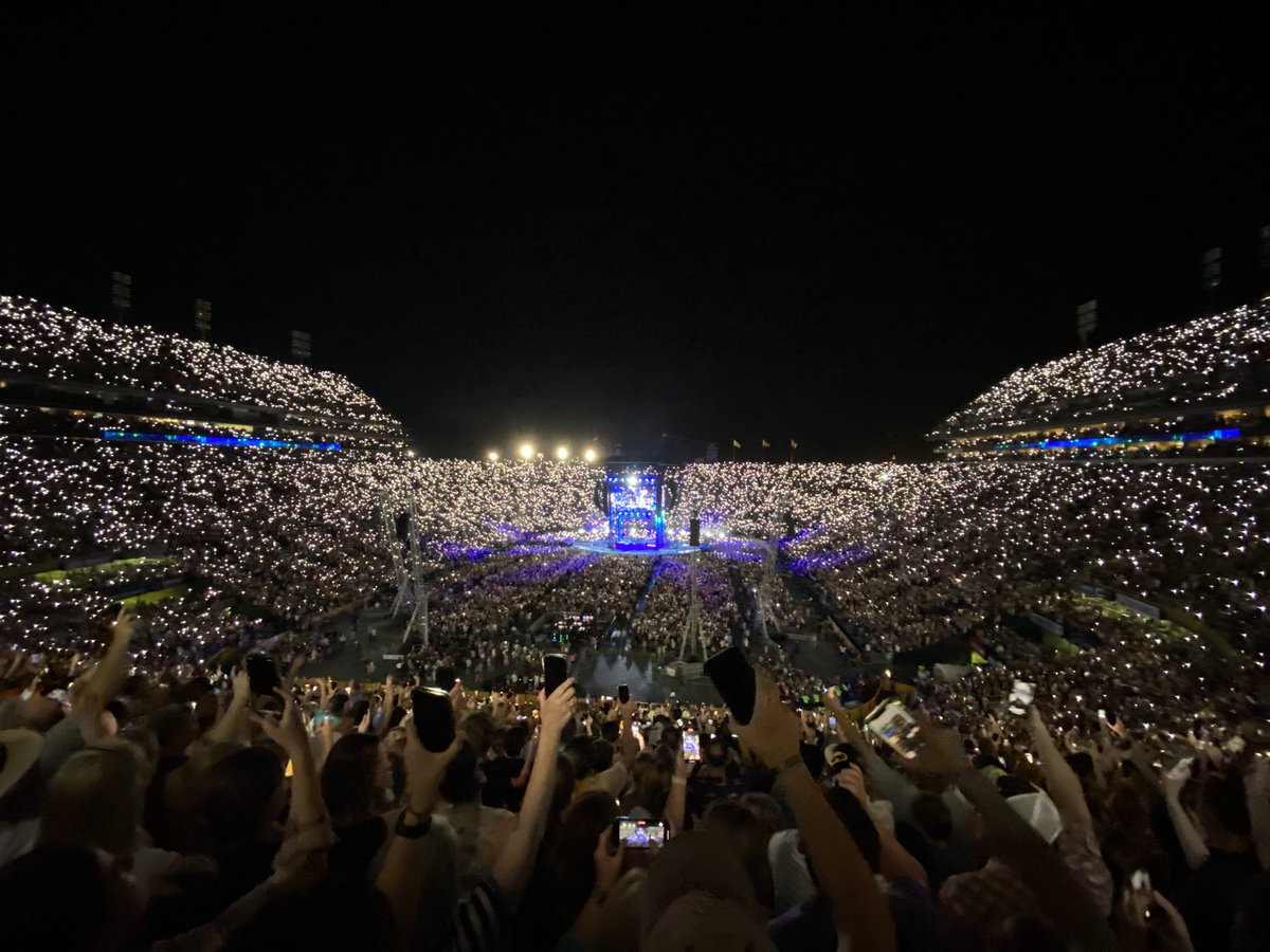 JacobHester18's tweet photo. Garth Brooks in Tiger Stadium was absolutely electric. Death Valley at night is always, and forever the greatest place on earth. #GeauxTigers https://t.co/epcRGgIOl8