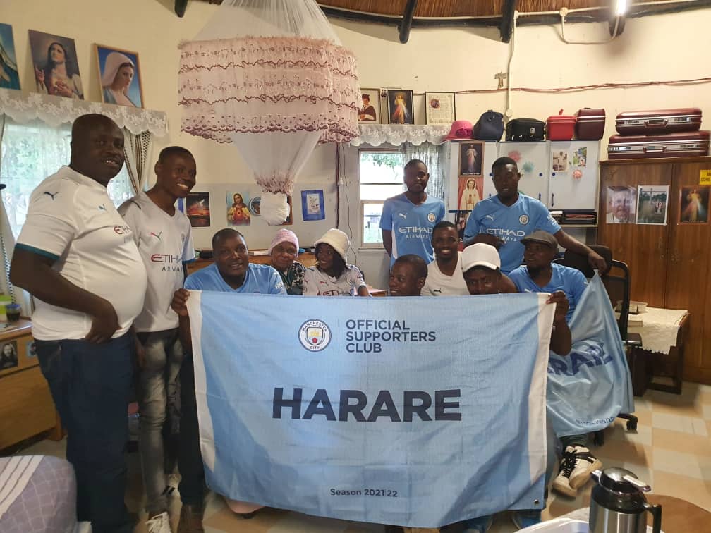 CityZimbabwe's tweet image. As you grow older , you will discover that you have two hands , one for helping yourself , the other for helping others. Thank you so much #CityzensZimbabwe 🙏

 #CityzensGiving @ManCity