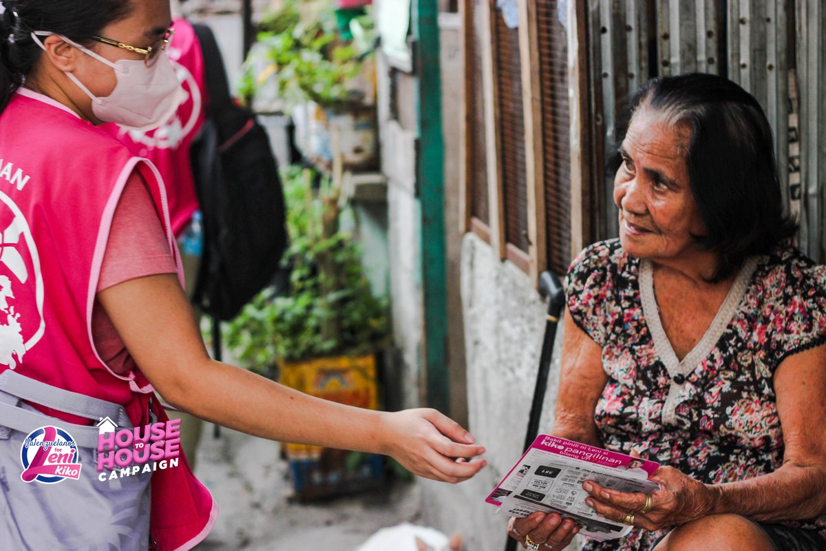 ValForLeniKiko's tweet photo. HOUSE TO HOUSE CAMPAIGN SA BARANGAY 
MAPULANG LUPA AT UGONG 
Kasama ang mga volunteers ng Valenzuelanos for Leni-Kiko kahapon April 30 ay nag-ikot-ikot sila sa Barangay Mapulang Lupa at Ugong at nagkaroon ng mga pag-uusap usap ukol sa mga nagawa ng TRoPa
#ValenzuelanosForLeniKiko https://t.co/gGMHiMC5Mz