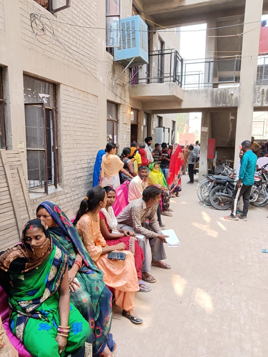 chandigarh_admn's tweet photo. Chandigarh Housing Board has started handing over physical possession of flats to the residents of Colony no. 4 at Maloya Housing Complex since morning. Electricity and Water Connections are also been released simultaneously for the convenience of the residents. https://t.co/AUtt9hvqNo