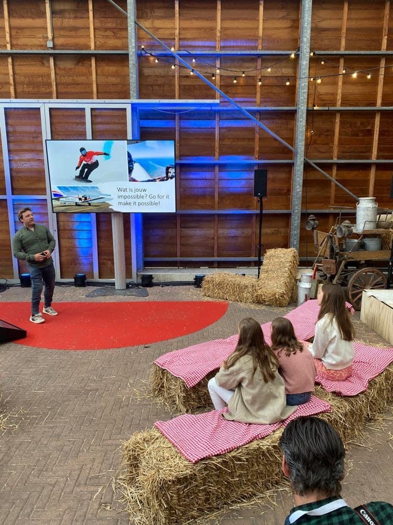 Op het Albert Heijn Beter Leven Festival mocht ik in de hooischuur mijn verhaal vertellen en de bezoekers inspireren. Prachtige mensen in de zaal die mij enthousiast aanhoorde in een fantastische omgeving.
Wat een fantastisch event <a href="/albertheijn/">Albert Heijn</a> 
#beterlevenfestival #albertheijn