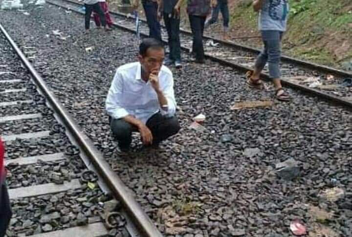 Jujur, sampai saat ini gue enggak pernah paham apa yg ada di pikiran beliau saat berpose liat rel kereta, atau saat meninjau acara dibeberapa daerah dengan pose yg selalu hampir sama. 
Ada yg tau Maknanya apa ⁉️