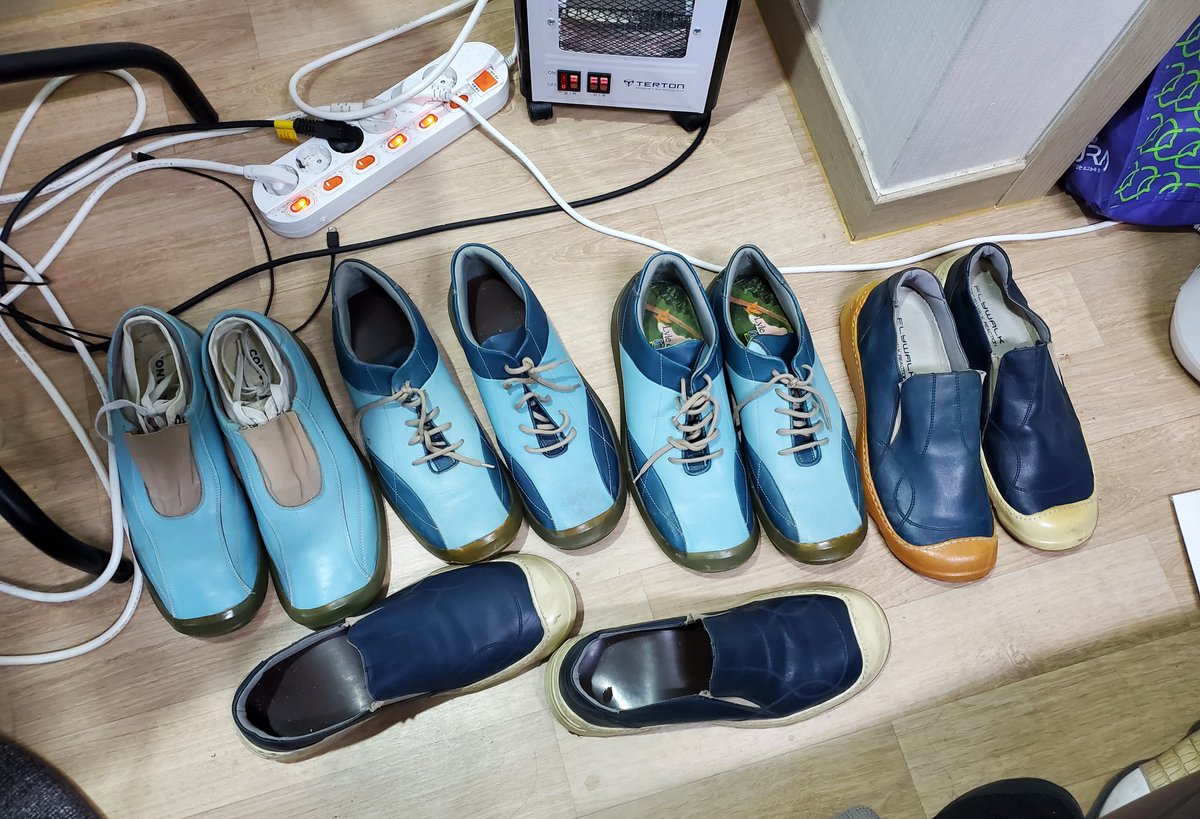 한때

철없이 돈쓸때

구입했던

명품 신발들인데.

여기저기 집안 구석에 쳐박혀 있다가.

새로 각방에 에어컨 설치하려

집안 청소하니까

여기저기서 기어나온다.