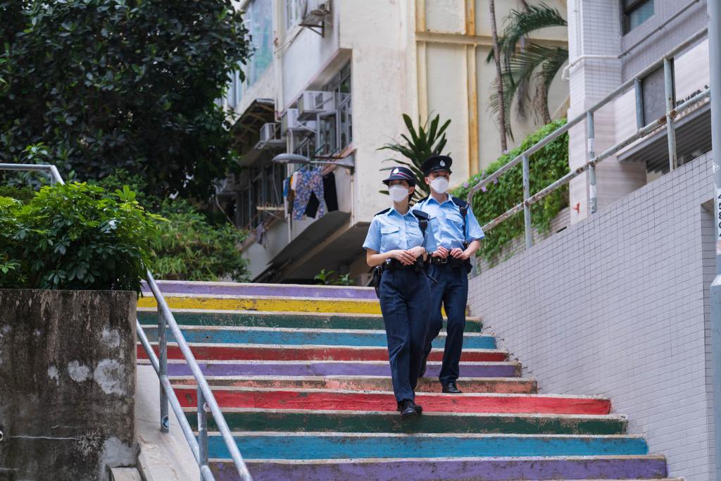 hkpoliceforce's tweet image. #HKPFootprint🚓| At #StarStreet⭐️Precinct—serene area w/ aura of hope amid hustle+bustle of #WanChai at💜of city🇭🇰—stands a #jacaranda🌳w/ lilac blooms signifying #GoodLuck+rebirth &amp;amp; lays a🌈staircase reminding us #NoRainNoRainbow—let’s wish🤞🏼for #RayOfHope🌞amid #COVID19 spell⛅️