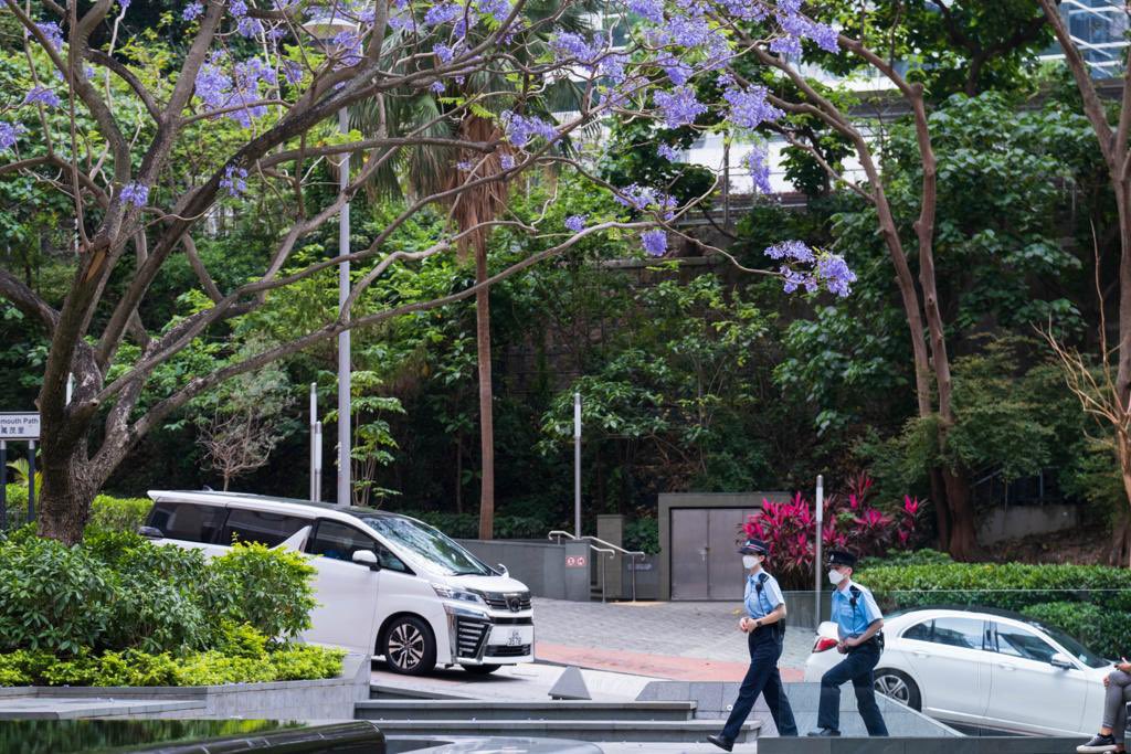 hkpoliceforce's tweet image. #HKPFootprint🚓| At #StarStreet⭐️Precinct—serene area w/ aura of hope amid hustle+bustle of #WanChai at💜of city🇭🇰—stands a #jacaranda🌳w/ lilac blooms signifying #GoodLuck+rebirth &amp;amp; lays a🌈staircase reminding us #NoRainNoRainbow—let’s wish🤞🏼for #RayOfHope🌞amid #COVID19 spell⛅️