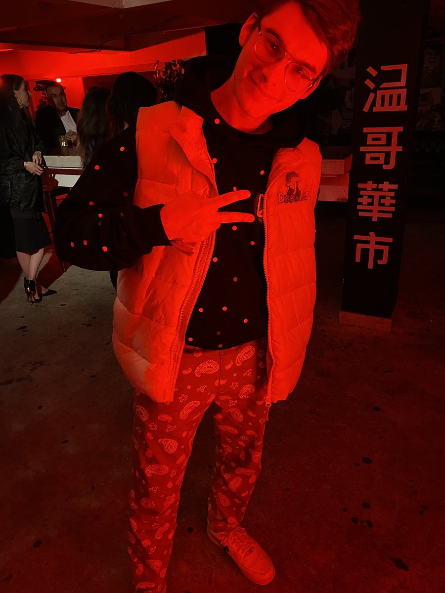 the homie <a href="/Chris_Perdek/">Chris</a> only needs a couple more follows for 4K frens… oh yea… he owns <a href="/Uniqly_io/">Uniqly.io</a> … probably nothing… dm me for your wearables.