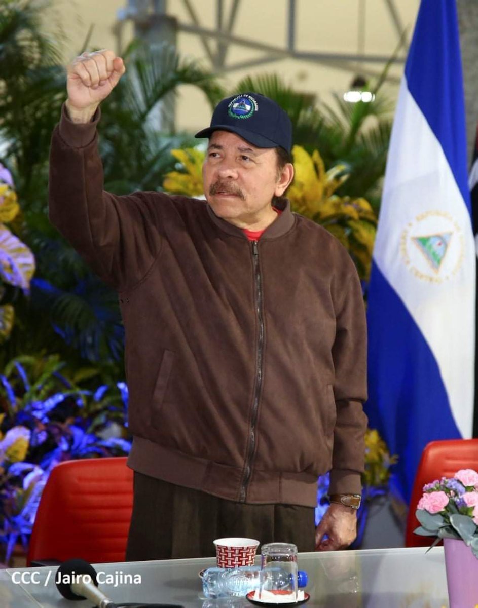 #Nicaragua 🇳🇮
"Me detuve...para ver a Tomas hablando, con toda su energía, con toda sus fuerzas, porque realmente era un ser Extraordinario.
Tan extraordinario ! 
... Tomás era mayor de edad que Carlos, y Tomás ya era perseguido por la guardia.
#TomasSiempreVencedores ❤️🖤