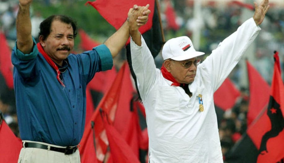 "...Rigoberto ejecutó al tirano.
Y como Tomás ya era perseguido por la guardia lo capturan y Carlos  que era un estudiante...
Ya con el sentimiento revolucionario, también anduvo dando la lucha por la libertad de Tomás.
Tomás, Carlos, Silvio... fundadores del Frente Sandinista. "