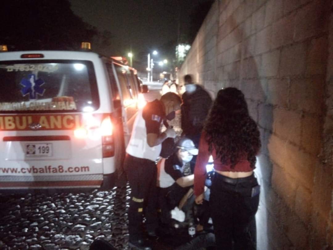StarNewsNoti's tweet photo. #ALERTA: Tripulantes de una motocicleta  se accidentaron en la segunda avenida Sur final de Antigua Guatemala. Fueron  atendidos por Bomberos Voluntarios identificados como Eduardo López y Katerine Hernández ambos presentando golpes y heridas trasladados al HN. 

#StarNewsGT https://t.co/Sa5mDHtKkm