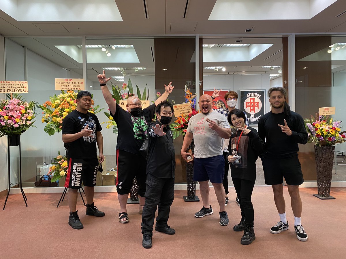 Team_SKF_'s tweet photo. 格闘家ともつながっている
サカグチケン‼︎‼︎

TEAM SKFと大日本プロレスの面々がサンポート高松に大集合！

#ロックをデザインする男
#格闘家をデザインする男
#サカグチケン
#サカグチケンファクトリー
#BJW
#大日本プロレス https://t.co/TiY5Cy2c5N