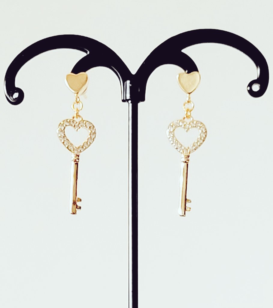 cloudymayrain's tweet photo. Crystal Heart, With a Bow, Key to My Heart https://t.co/XLz83j1N7b