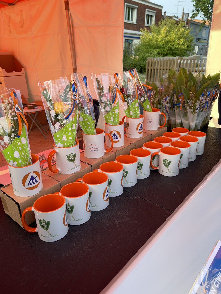 PCPSMontreuil's tweet image. Nos bénévoles vous attendent place #CroixDeChavaux à @montreuil! 
 😊🌱🔵🟠

#1ermai2022 #muguet #Montreuil