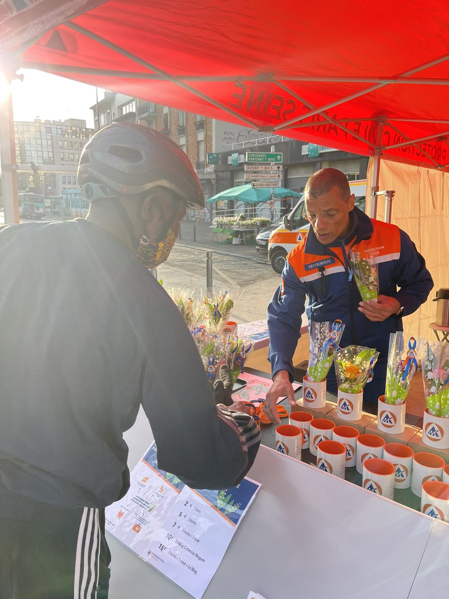 PCPSMontreuil's tweet image. Nos bénévoles vous attendent place #CroixDeChavaux à @montreuil! 
 😊🌱🔵🟠

#1ermai2022 #muguet #Montreuil
