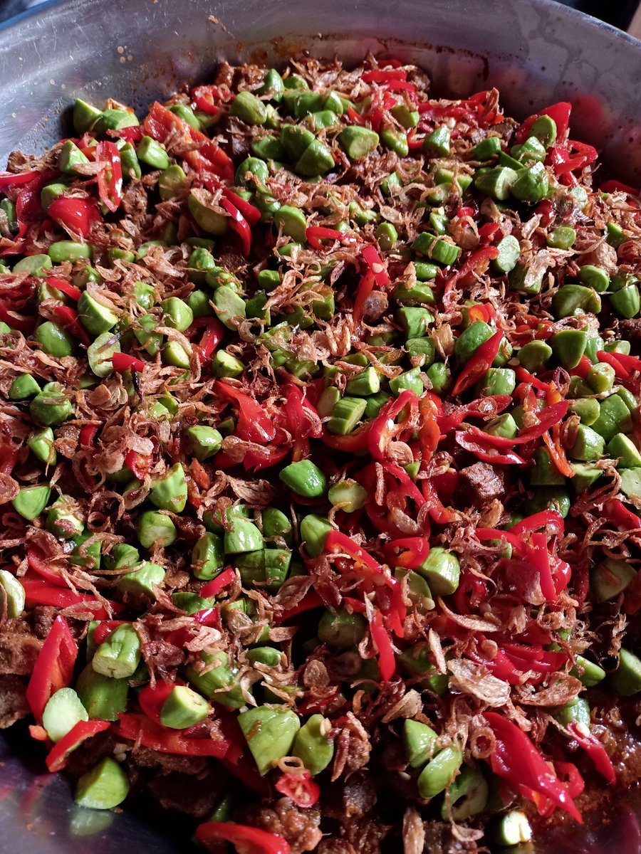 Rendang udah mateng, sambel goreng ati udah mateng, opor dikit lagi mateng, ketupat masih proses

Asikk... Jadi lebaran tahun ini makan ketupat plus rendang, sambel goreng ati, opor buatan Emakku tercintah❤️