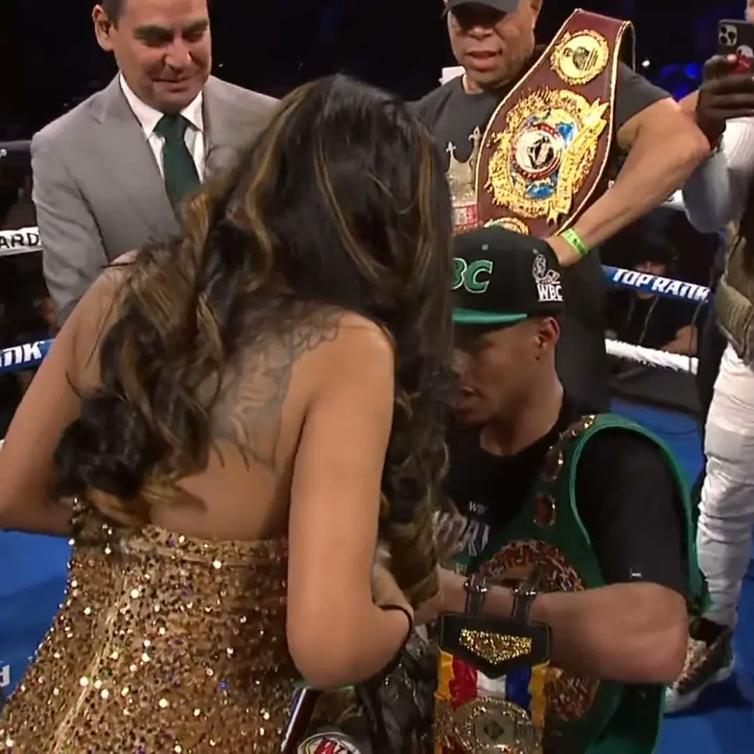 lucha_box's tweet photo. ¡Shakur fue superior! 🔥

@ShakurStevenson derrotó ampliamente a @oscarvaldez56 por decisión unánime y unificó los títulos OMB y CMB de los súper pluma.
Al final, Shakur pidió la mano de su novia.

Congratulations @ShakurStevenson ! 

 #ValdezStevenson #TopRank #boxing #boxeo https://t.co/RAeZN2bw6n