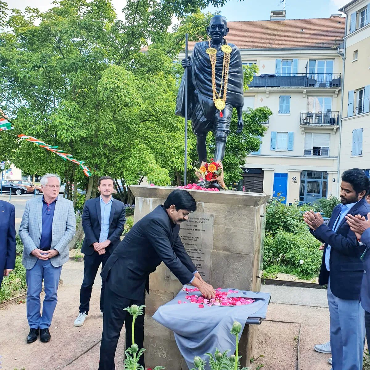 KaliyamurthySp's tweet photo. பாரிஸ் நகரத்தில் நானும், INDIAN AMBASSADOR TO FRANCE, MAYOR OF PARIS, MEMBER OF PARLIAMENT PARIS மற்றும் பாரிஸ் தமிழ் பண்பாட்டுக் கழகத்தின் தலைவர் ஆகியோரும் இணைந்து தமிழர்களால் நிறுவப்பட்டுள்ள மகாத்மா காந்தி சிலைக்கு மலர் தூவி மரியாதை செலுத்திய மறக்க முடியாத மாபெரும் தருணம். https://t.co/6LaU8zUveb