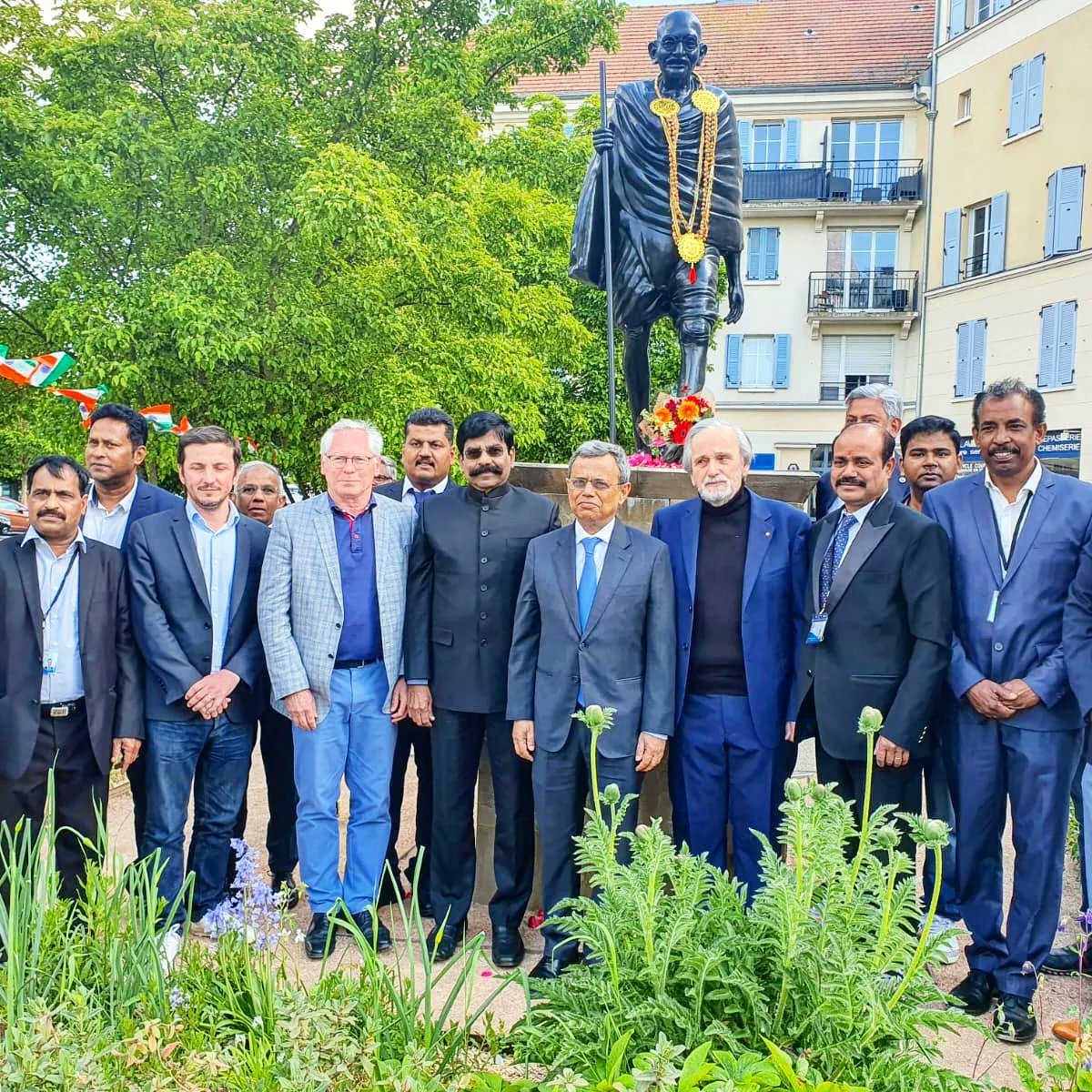 KaliyamurthySp's tweet photo. பாரிஸ் நகரத்தில் நானும், INDIAN AMBASSADOR TO FRANCE, MAYOR OF PARIS, MEMBER OF PARLIAMENT PARIS மற்றும் பாரிஸ் தமிழ் பண்பாட்டுக் கழகத்தின் தலைவர் ஆகியோரும் இணைந்து தமிழர்களால் நிறுவப்பட்டுள்ள மகாத்மா காந்தி சிலைக்கு மலர் தூவி மரியாதை செலுத்திய மறக்க முடியாத மாபெரும் தருணம். https://t.co/6LaU8zUveb
