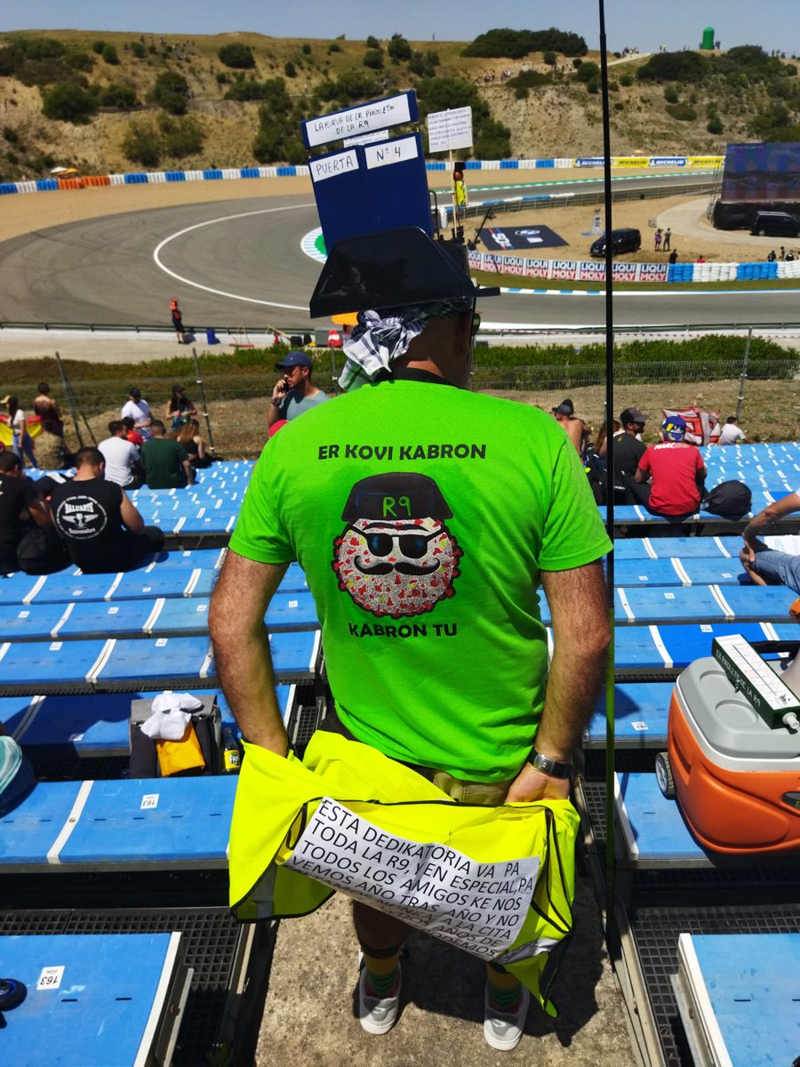 AlexCutreba's tweet photo. @motosjerez Saludad al picoleto de la r9 desde el 99 animando en esta grada.Que grande https://t.co/nS4i8eSMY0
