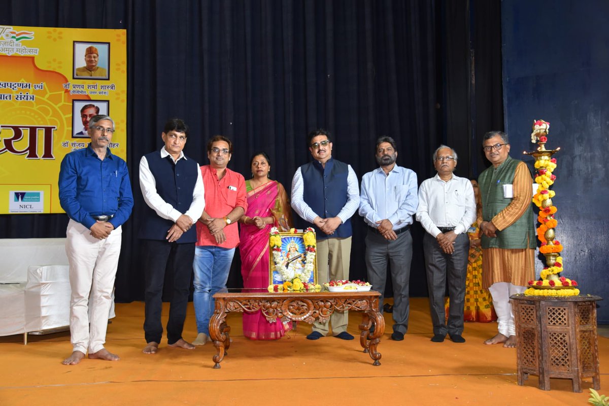 RINL_VSP's tweet photo. #RINL #KavyaSandhya एन एल और नराकास(उपक्रम), विशाखपट्टणम के संयुक्त तत्वावधान में रंगारंग हिंदी काव्य संध्या का सफल आयोजन। आर आई एन एल के सीएमडी श्री अतुल भट्ट, अन्य निदेशकगण, उपक्रमों के प्रमुख, इस्पात मंत्रालय के हिंदी सलाहकार समिति के सदस्यों की गरिमामयी उपस्थिति।
@PibSteel https://t.co/yB45UVNS8R