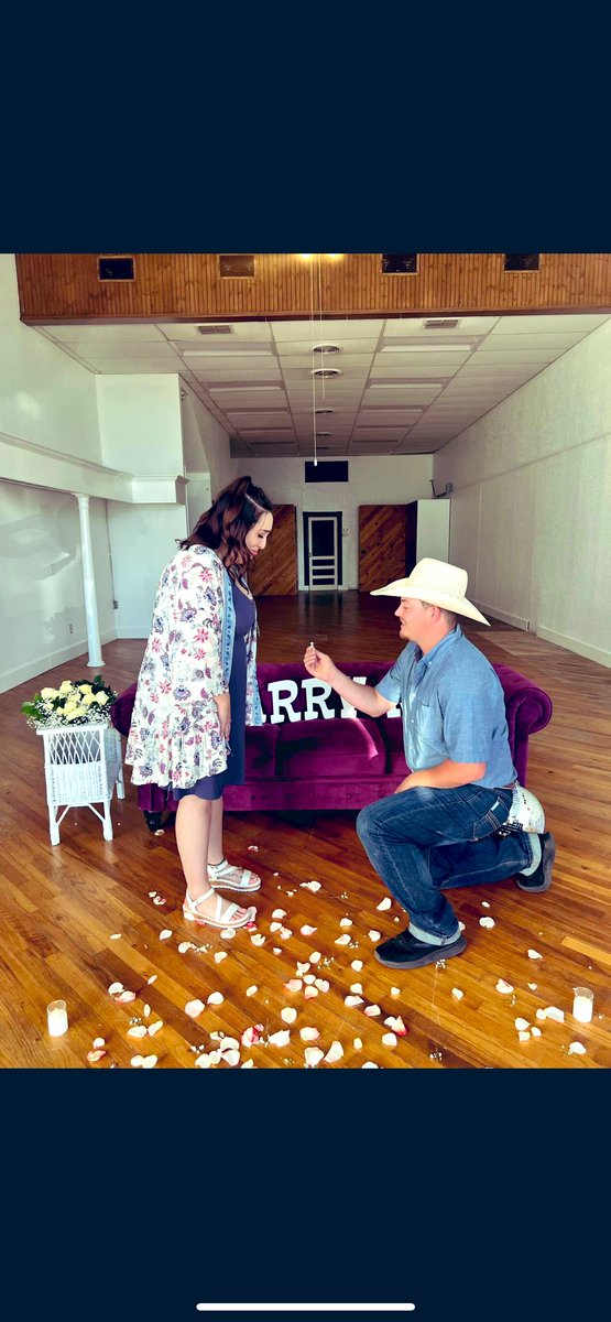 Excuse my ugly crying face but IM ENGAGED 😭💗