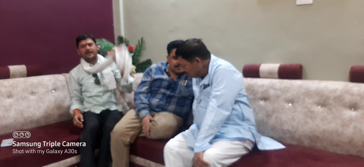 महाराजपुर विधायक माननीय नीरज दीक्षित जी एवं पूर्व मंडी अध्यक्ष माननीय डीलमणि सिंह बब्बू राजा जी के साथ शादी समारोह मैं शामिल होने के कुछ छायाचित्र छतरपुर